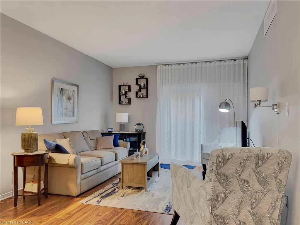 15-566 Southridge Drive, Hamilton, ON - Indoor Photo Showing Living Room