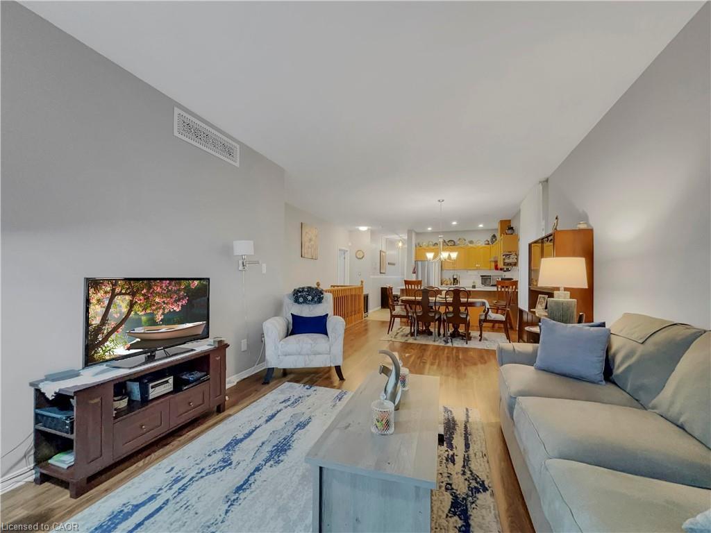 15-566 Southridge Drive, Hamilton, ON - Indoor Photo Showing Living Room