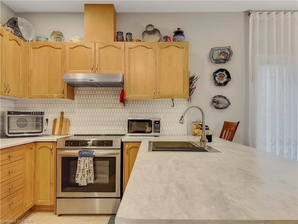 15-566 Southridge Drive, Hamilton, ON - Indoor Photo Showing Kitchen With Stainless Steel Kitchen