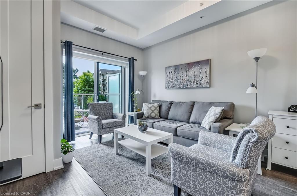 103-4040 Upper Middle Road, Burlington, ON - Indoor Photo Showing Living Room