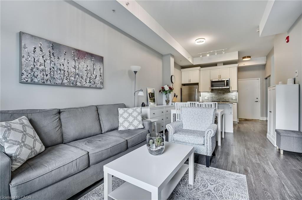 103-4040 Upper Middle Road, Burlington, ON - Indoor Photo Showing Living Room