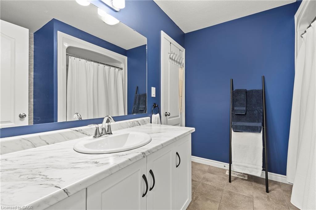 64 Abbott Place, Fonthill, ON - Indoor Photo Showing Bathroom