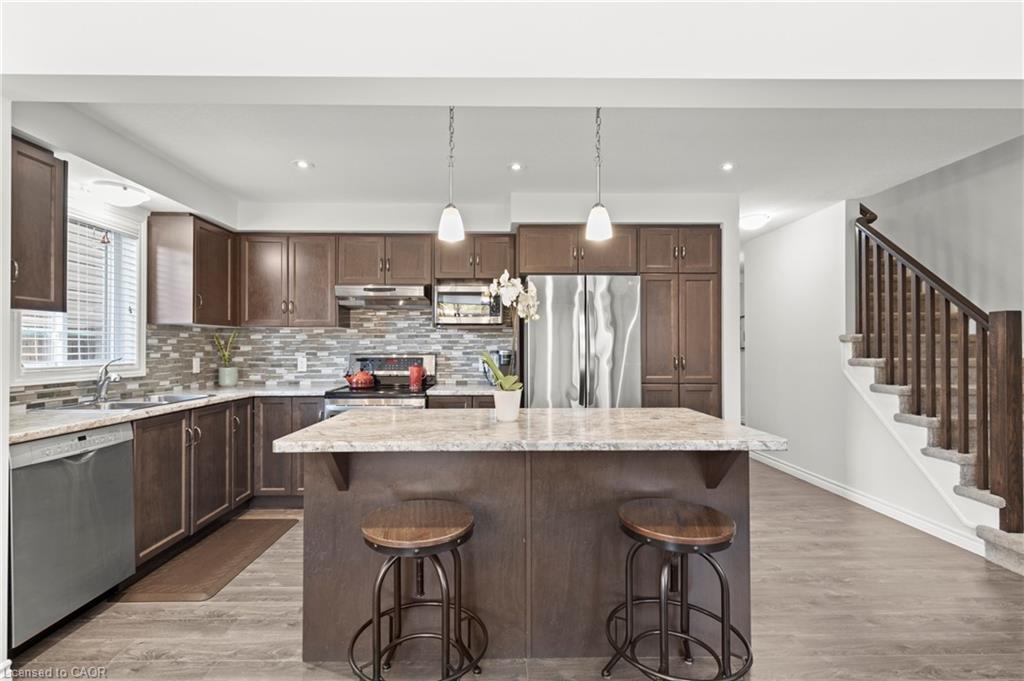 64 Abbott Place, Fonthill, ON - Indoor Photo Showing Kitchen With Stainless Steel Kitchen With Double Sink With Upgraded Kitchen