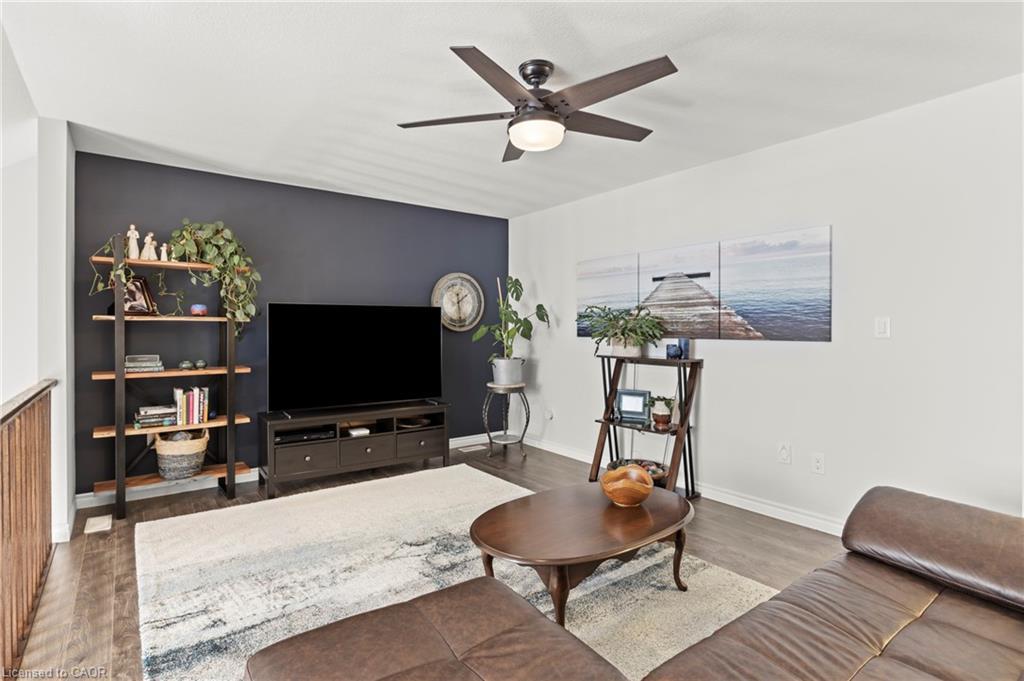 64 Abbott Place, Fonthill, ON - Indoor Photo Showing Living Room