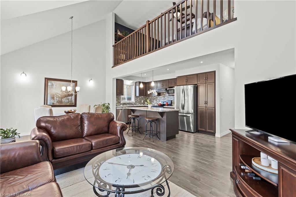 64 Abbott Place, Fonthill, ON - Indoor Photo Showing Living Room
