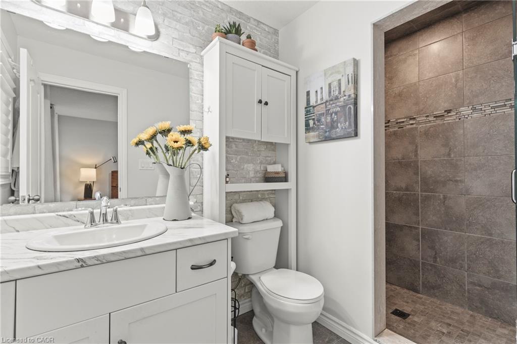 64 Abbott Place, Fonthill, ON - Indoor Photo Showing Bathroom
