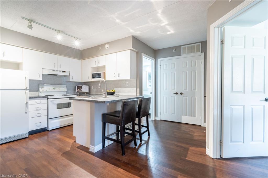 308-4015 Kilmer Drive, Burlington, ON - Indoor Photo Showing Kitchen