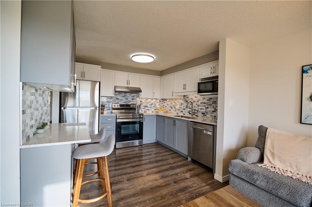 212 Red Clover Court, Kitchener, ON - Indoor Photo Showing Kitchen With Stainless Steel Kitchen With Upgraded Kitchen