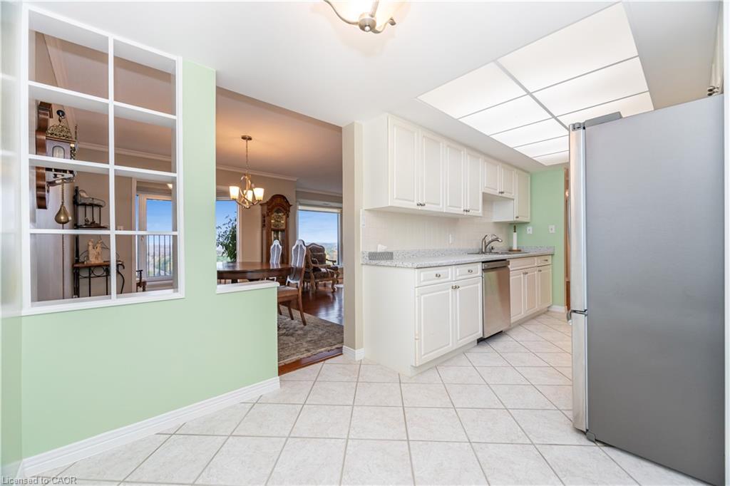 1602-190 Hespeler Road, Cambridge, ON - Indoor Photo Showing Kitchen