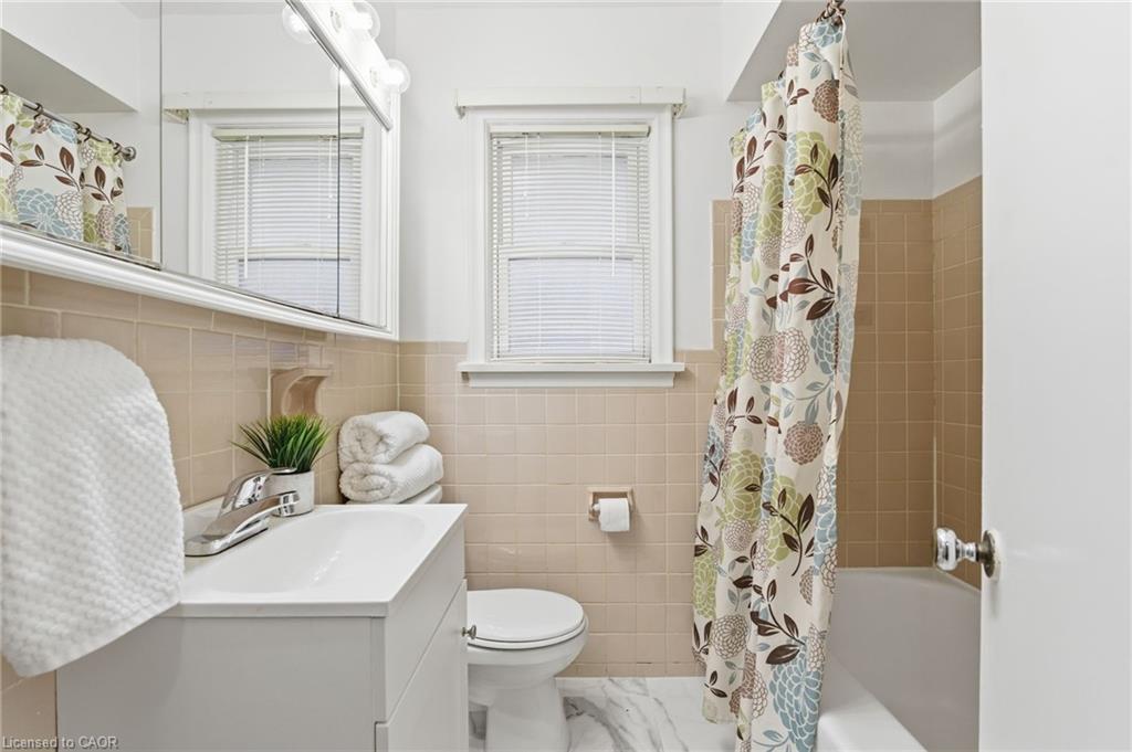 53 Livingston Avenue, Grimsby, ON - Indoor Photo Showing Bathroom