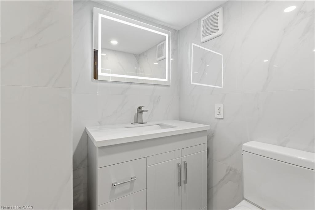 53 Livingston Avenue, Grimsby, ON - Indoor Photo Showing Bathroom