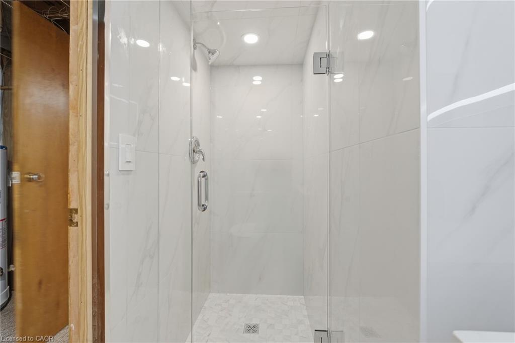 53 Livingston Avenue, Grimsby, ON - Indoor Photo Showing Bathroom