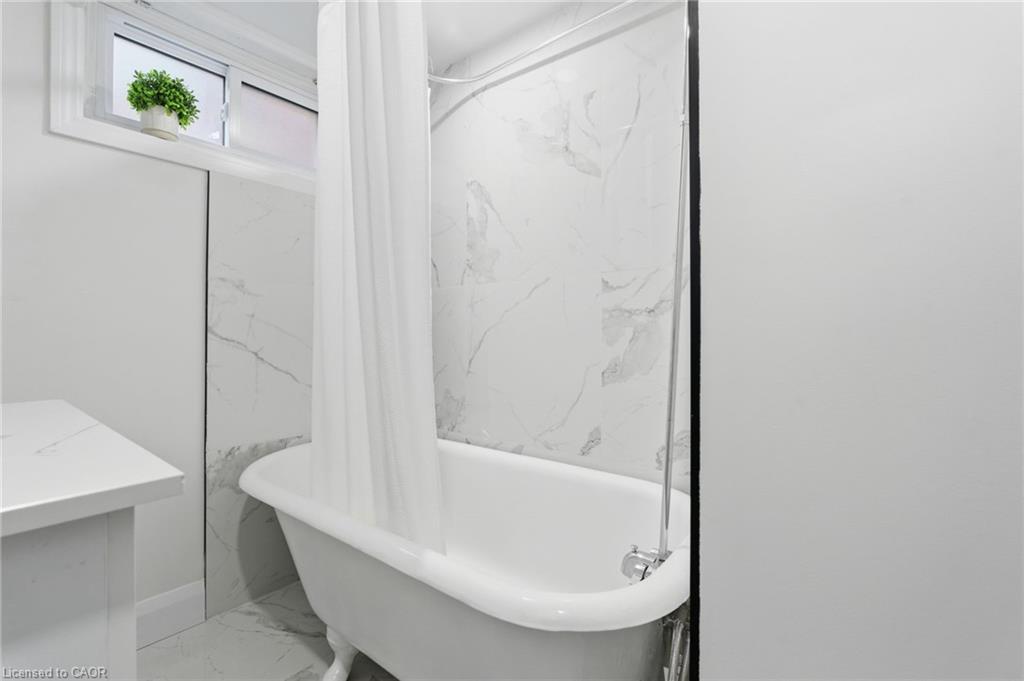 53 Livingston Avenue, Grimsby, ON - Indoor Photo Showing Bathroom