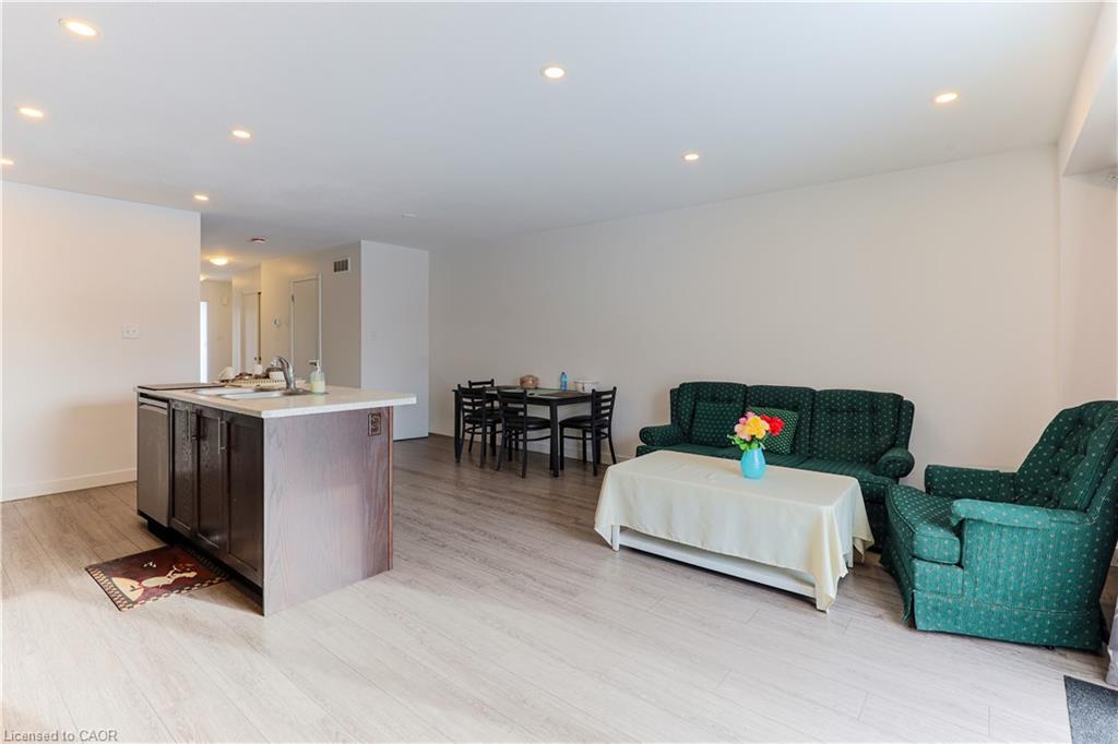 105 Pony Way, Kitchener, ON - Indoor Photo Showing Living Room