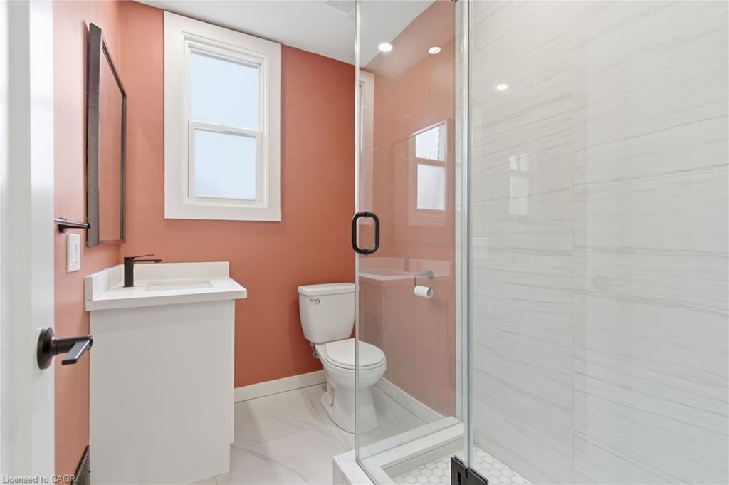 273 Robert Street, Hamilton, ON - Indoor Photo Showing Bathroom