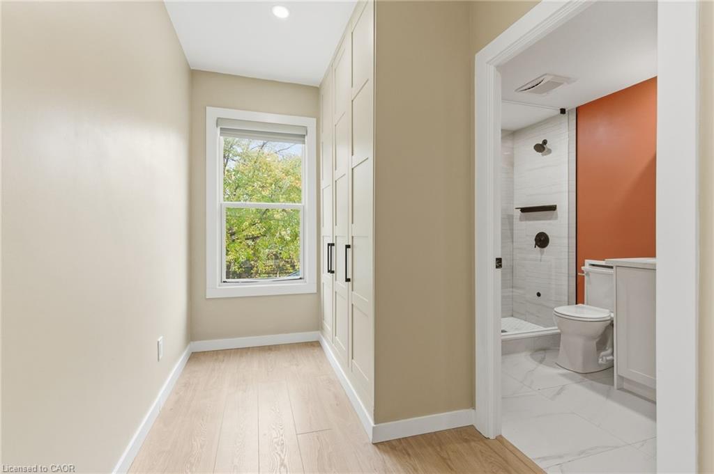 273 Robert Street, Hamilton, ON - Indoor Photo Showing Bathroom