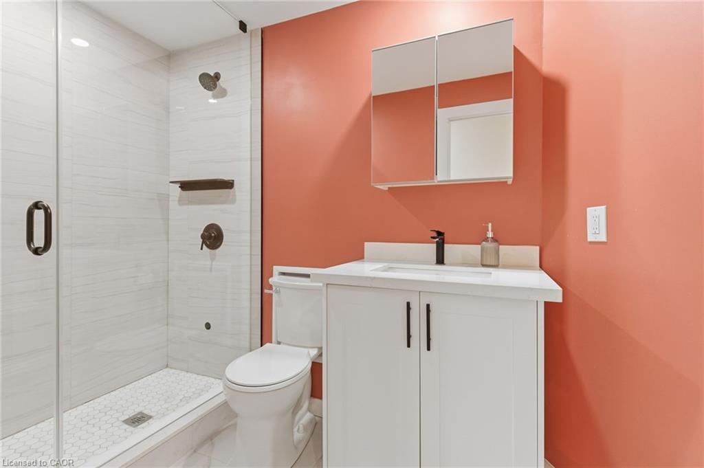 273 Robert Street, Hamilton, ON - Indoor Photo Showing Bathroom