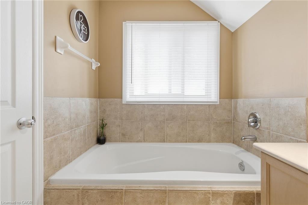 6-195 Wilson Street W, Ancaster, ON - Indoor Photo Showing Bathroom