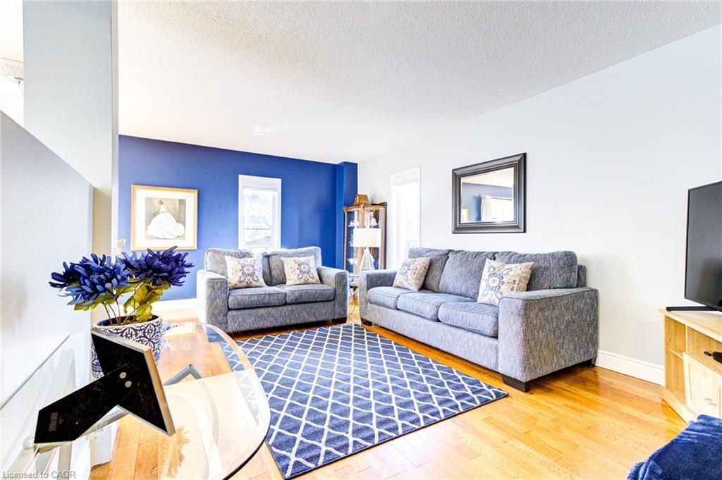 39 Karalee Crescent, Cambridge, ON - Indoor Photo Showing Living Room