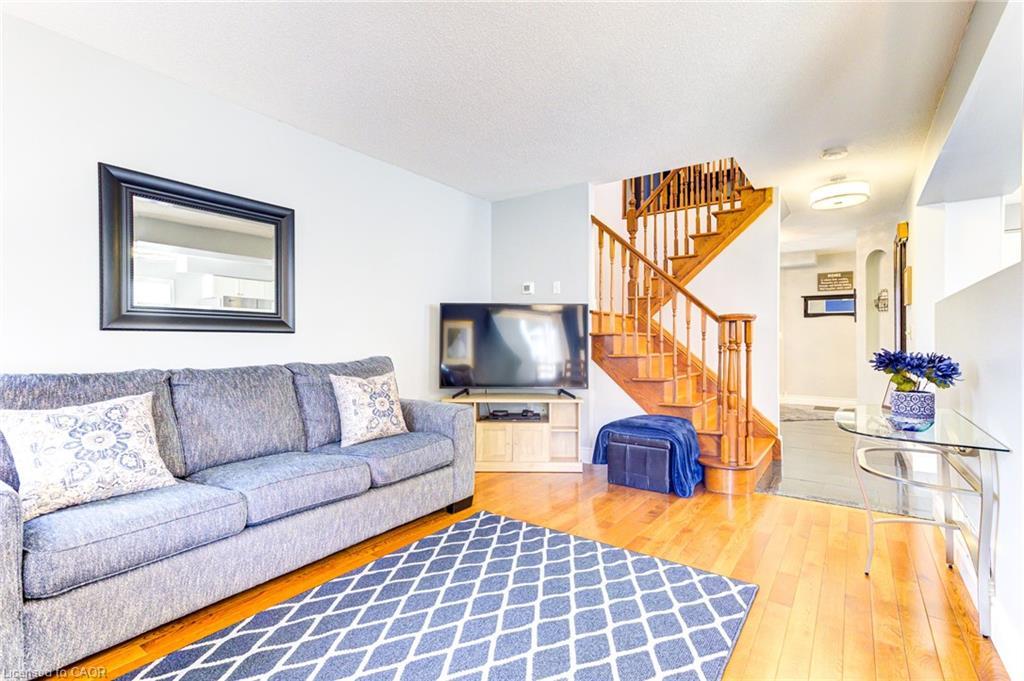 39 Karalee Crescent, Cambridge, ON - Indoor Photo Showing Living Room