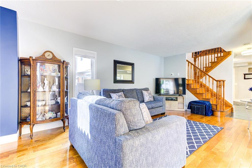 39 Karalee Crescent, Cambridge, ON - Indoor Photo Showing Living Room