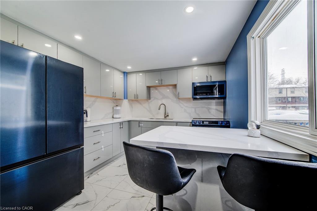 67 Burns Drive, Guelph, ON - Indoor Photo Showing Kitchen With Upgraded Kitchen