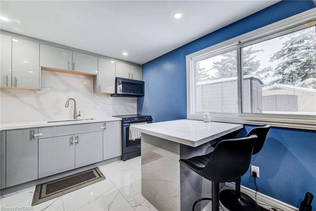 67 Burns Drive, Guelph, ON - Indoor Photo Showing Kitchen With Upgraded Kitchen