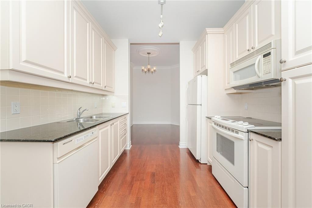 Ph07-3085 Bloor Street W, Etobicoke, ON - Indoor Photo Showing Kitchen