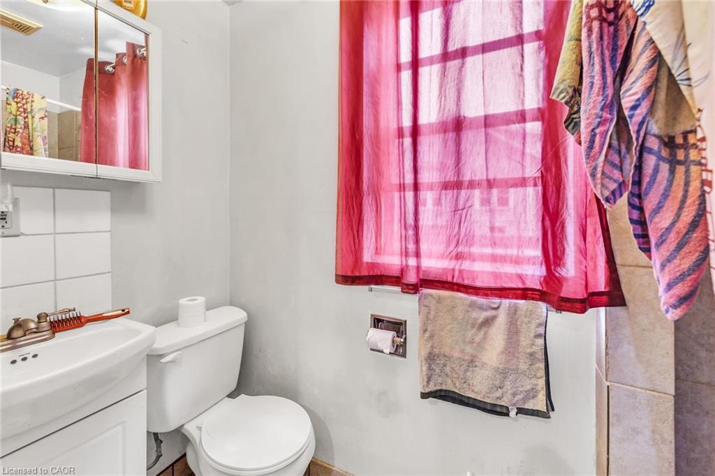 1367 Cannon Street E, Hamilton, ON - Indoor Photo Showing Bathroom