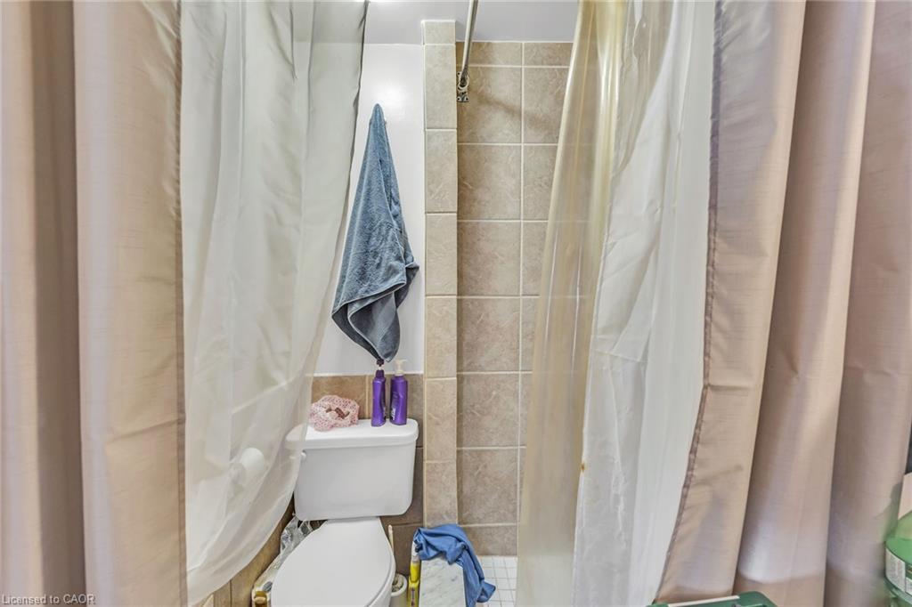1367 Cannon Street E, Hamilton, ON - Indoor Photo Showing Bathroom