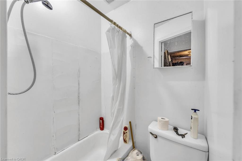 1367 Cannon Street E, Hamilton, ON - Indoor Photo Showing Bathroom