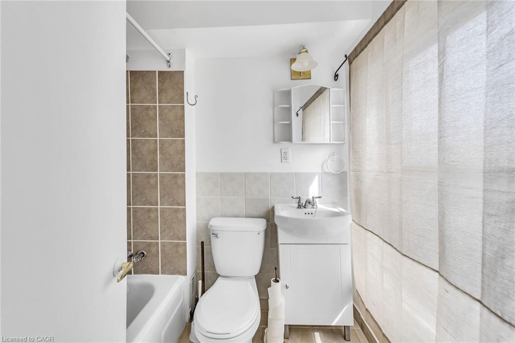1367 Cannon Street E, Hamilton, ON - Indoor Photo Showing Bathroom