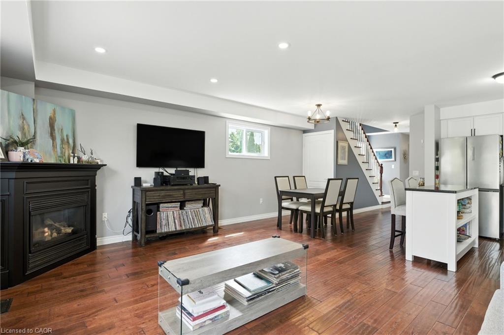 41-710 Spring Gardens Road, Burlington, ON - Indoor Photo Showing Living Room With Fireplace