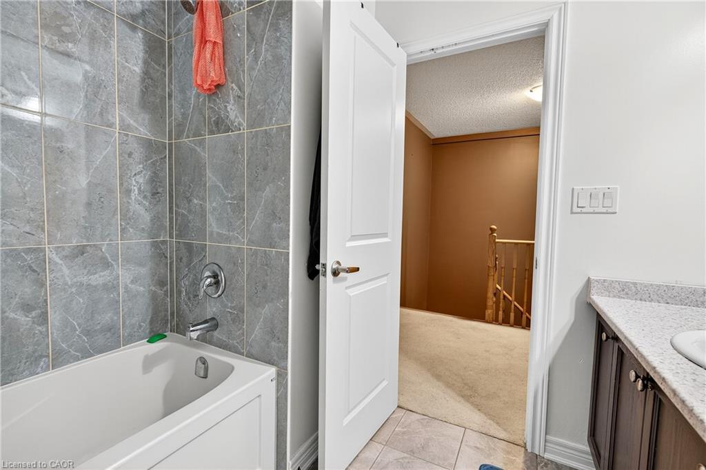 57 Sparkle Drive, Thorold, ON - Indoor Photo Showing Bathroom
