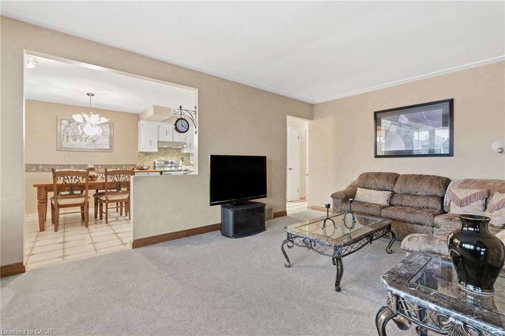 1894 Main Street E, Hamilton, ON - Indoor Photo Showing Living Room