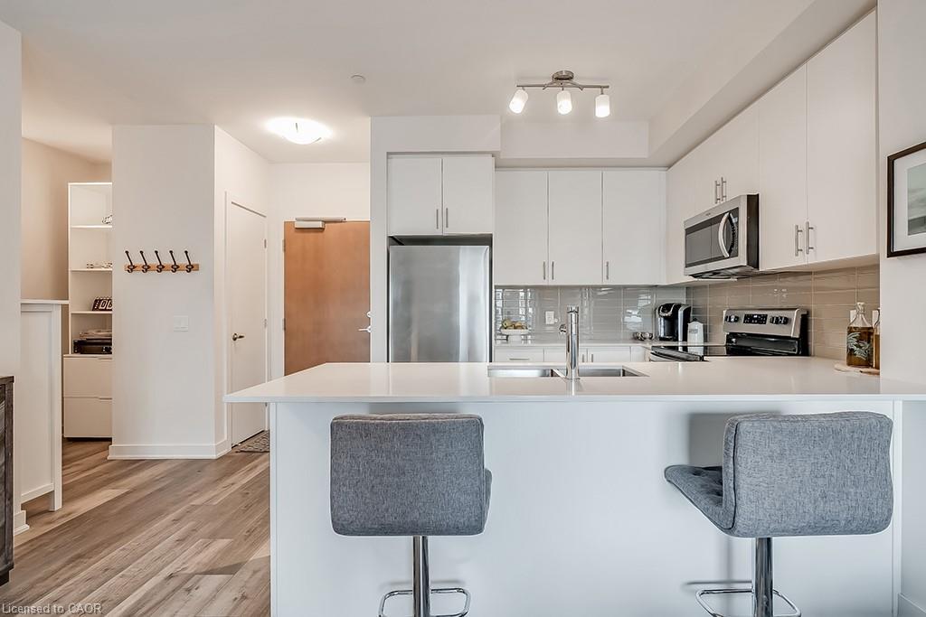 502-320 Plains Road E, Burlington, ON - Indoor Photo Showing Kitchen With Stainless Steel Kitchen With Double Sink With Upgraded Kitchen