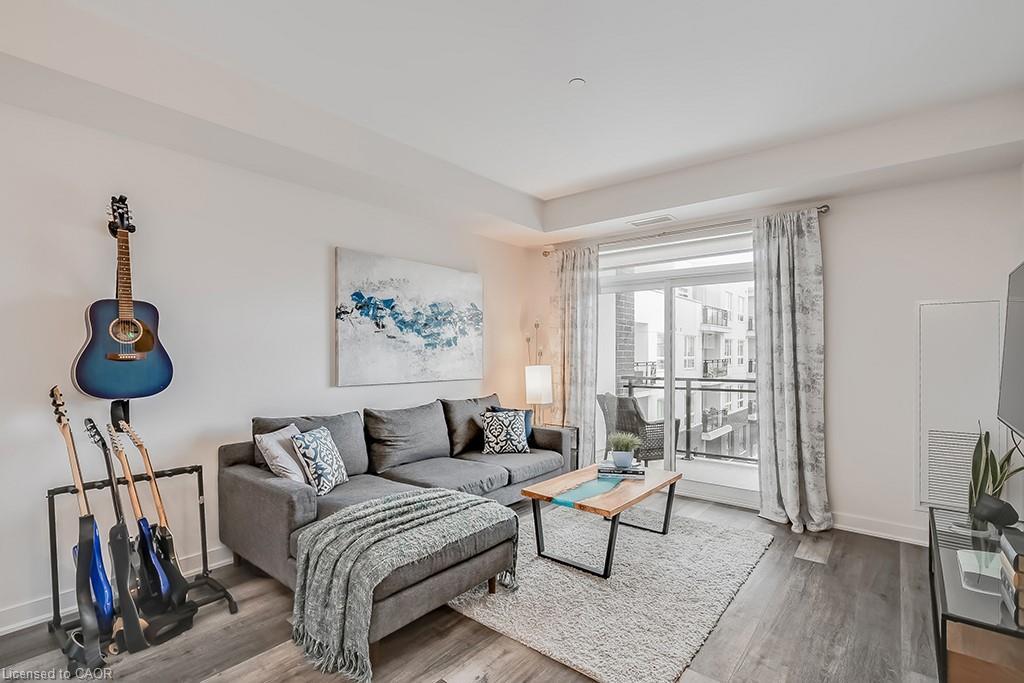 502-320 Plains Road E, Burlington, ON - Indoor Photo Showing Living Room