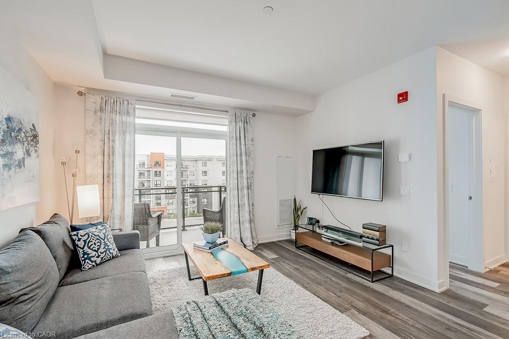 502-320 Plains Road E, Burlington, ON - Indoor Photo Showing Living Room