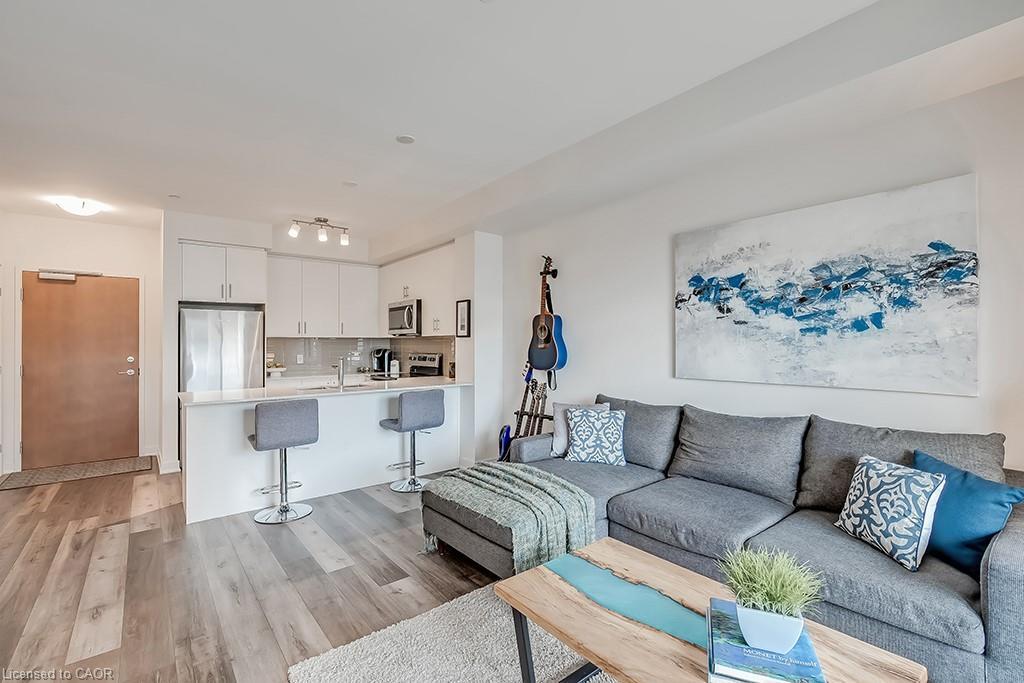 502-320 Plains Road E, Burlington, ON - Indoor Photo Showing Living Room