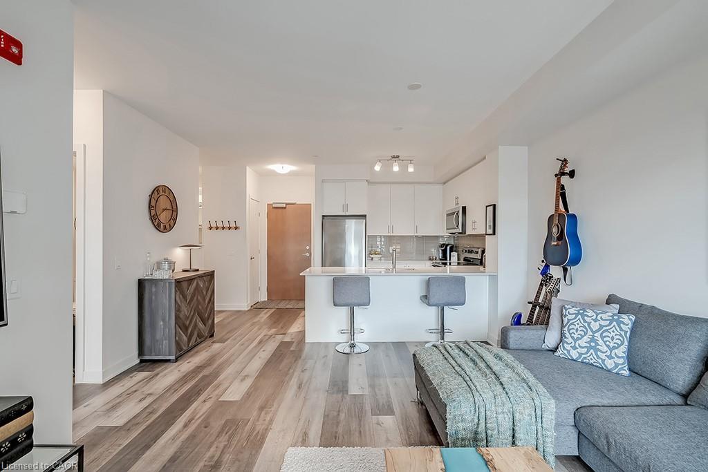 502-320 Plains Road E, Burlington, ON - Indoor Photo Showing Living Room