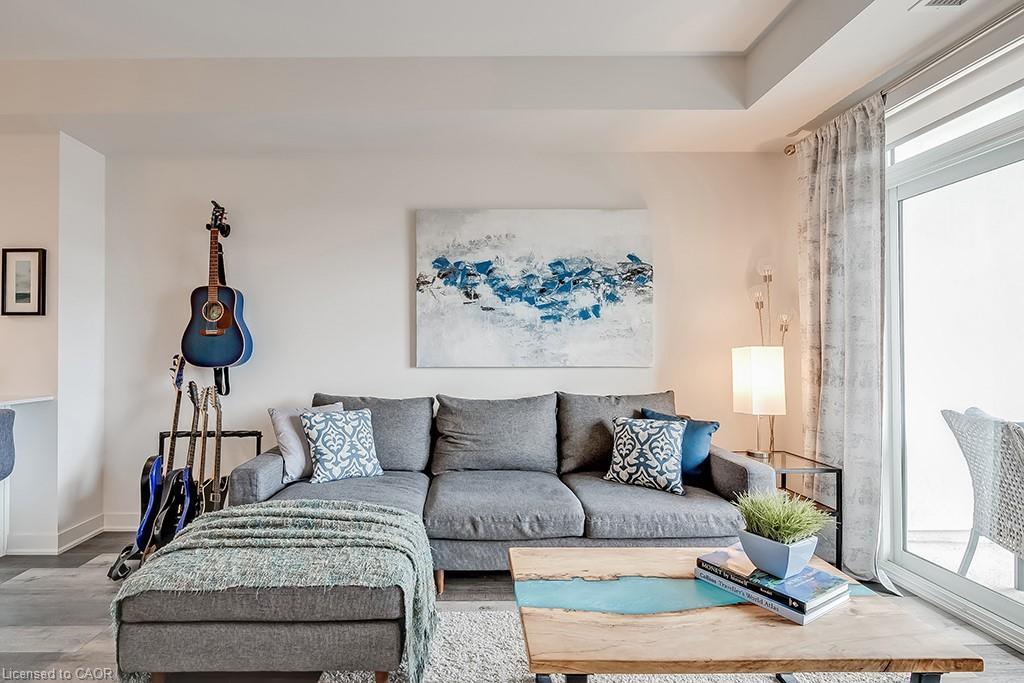 502-320 Plains Road E, Burlington, ON - Indoor Photo Showing Living Room