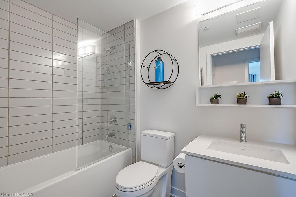 502-320 Plains Road E, Burlington, ON - Indoor Photo Showing Bathroom