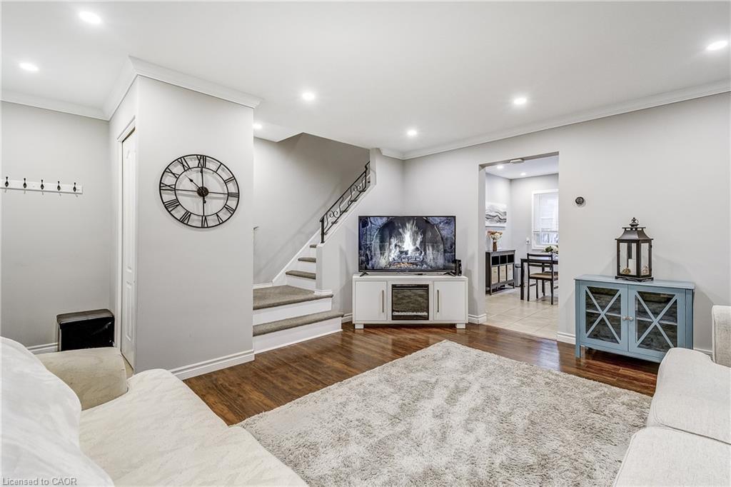 35-132 Barlake Avenue, Hamilton, ON - Indoor Photo Showing Living Room