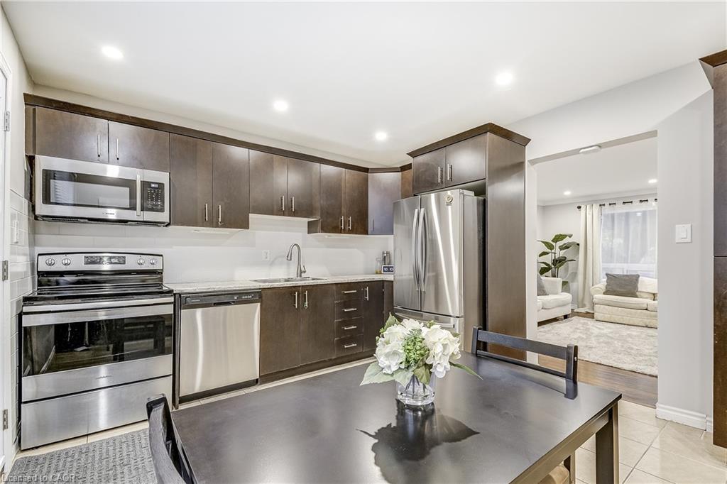 35-132 Barlake Avenue, Hamilton, ON - Indoor Photo Showing Kitchen With Upgraded Kitchen