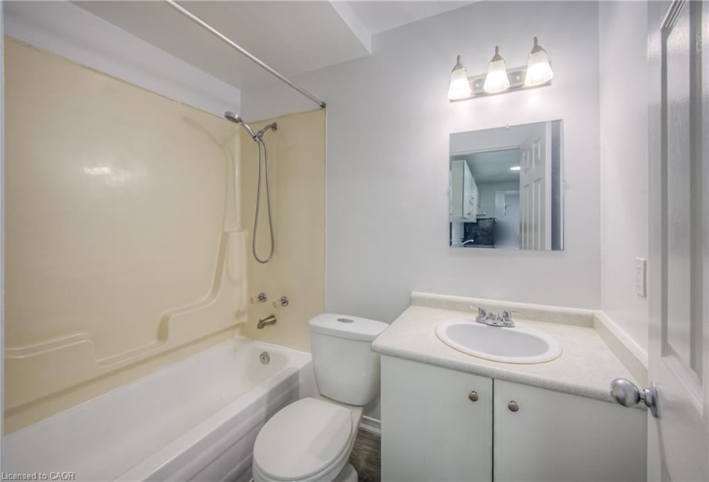 1123 Queenston Road, Cambridge, ON - Indoor Photo Showing Bathroom