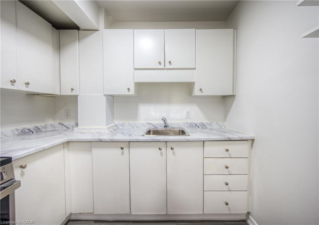 1123 Queenston Road, Cambridge, ON - Indoor Photo Showing Kitchen