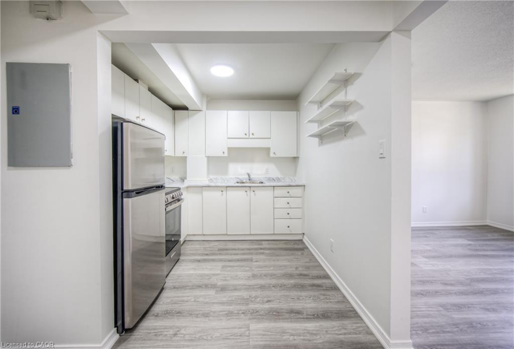 1123 Queenston Road, Cambridge, ON - Indoor Photo Showing Kitchen
