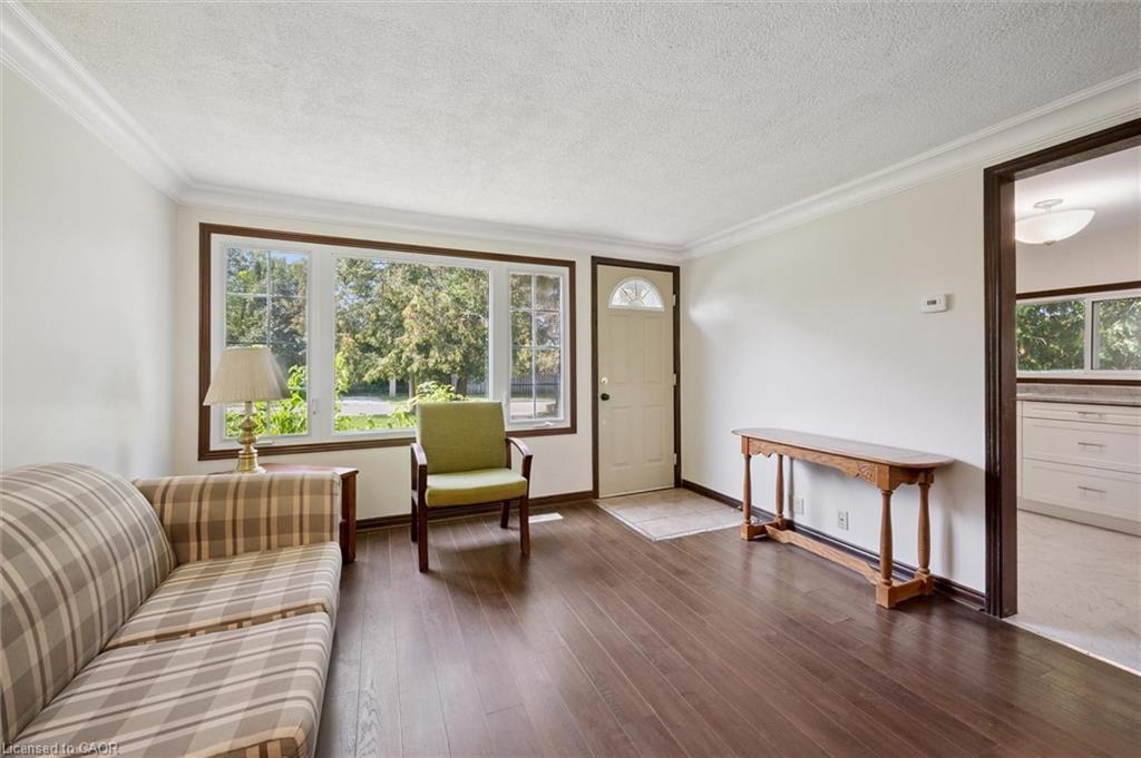 321 Vine Street, Cambridge, ON - Indoor Photo Showing Living Room