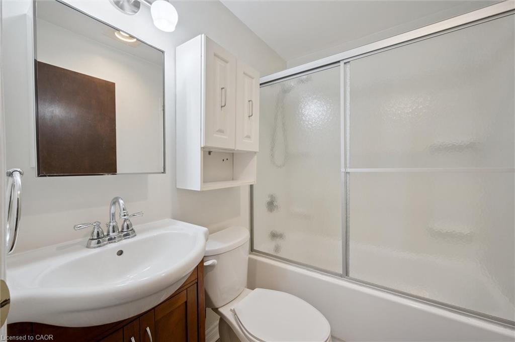 321 Vine Street, Cambridge, ON - Indoor Photo Showing Bathroom