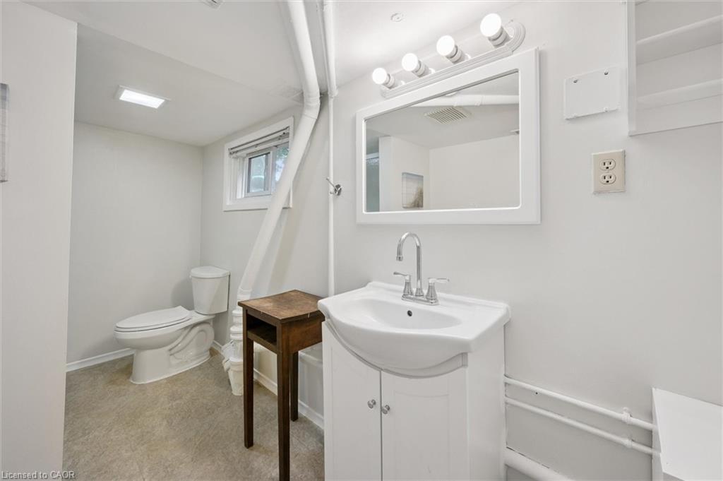 321 Vine Street, Cambridge, ON - Indoor Photo Showing Bathroom